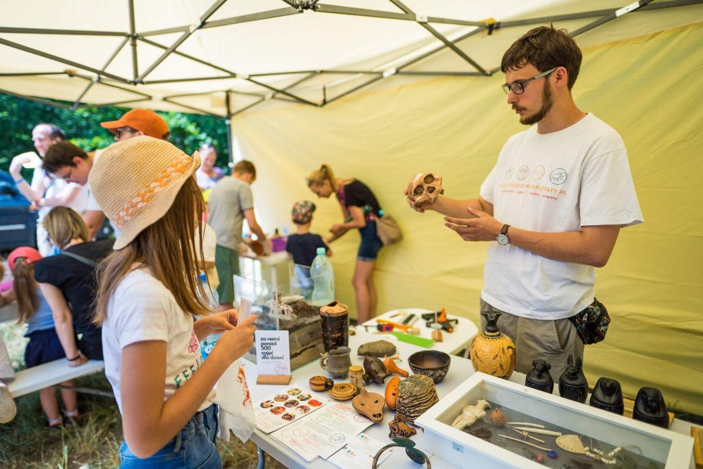 Crediamo che l'archeologia sia estremamente interessante per i giovani! 
(foto: Archeologiczne Warsztaty)